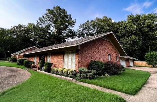 Whitehaven House | The Mini Mansion at Graceland