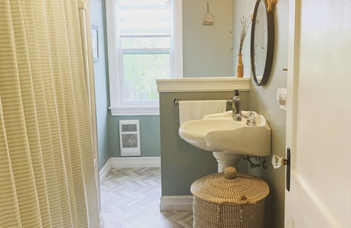 Shelburne Cottage | THE MINT ROSE COTTAGE