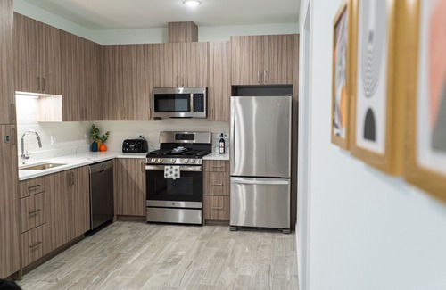 Woodlawn Apartment | The MOD Suite: Quaint family abode near UChicago, Lakeshore Dr. & DuSable Museum