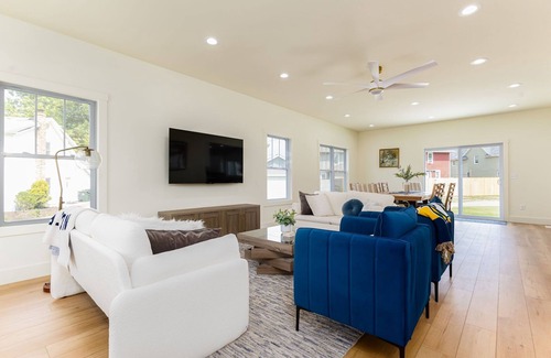 Northeast South Bend House | The Modern Irish - 4B 3.5BA - 1 mi to ND Stadium