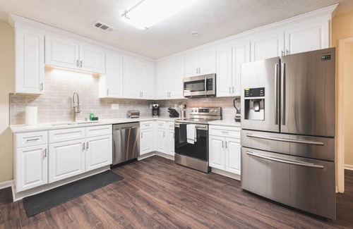 Conyers House | The Modern Serenity Townhome -10 mins to Horsepark