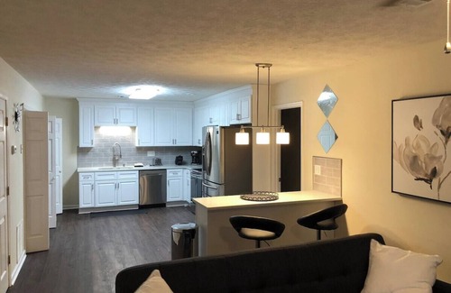Conyers House | The Modern Serenity Townhome -10 mins to Horsepark