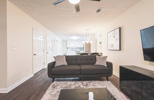 Conyers House | The Modern Serenity Townhome -10 mins to Horsepark