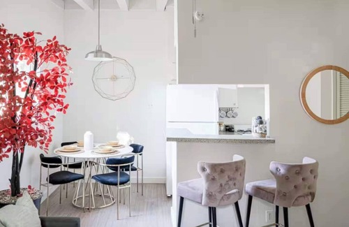 North University Apartment | The Modern | Sleeps 5 | Central near U of Texas!