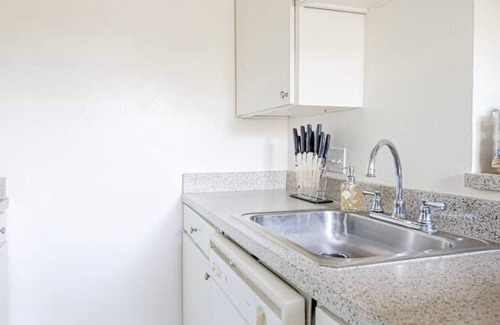 North University Apartment | The Modern | Sleeps 5 | Central near U of Texas!