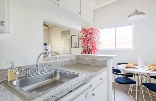 North University Apartment | The Modern | Sleeps 5 | Central near U of Texas!