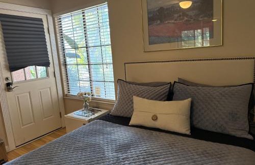 Sunrise Manor House | The Monet- One bedroom with a private entrance - shared bathroom