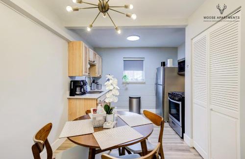 Downtown Memphis Apartment | The Moose #9 - Brand New Luxe Modern loft with Free Parking, King Bed & Fast WiFi