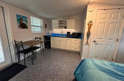 Brooksville Apartment | The Muddy Mermaid - Neptune's Grotto Old Florida Adventure Retreats