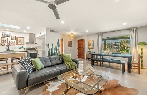 Encanto House | The Mulberry Manor - A Stylish 3 Bed/2 Bath Escape Between the Saguaros and the Skyline in Mid-Town Phoenix!
