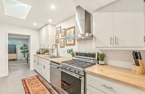 Encanto House | The Mulberry Manor - A Stylish 3 Bed/2 Bath Escape Between the Saguaros and the Skyline in Mid-Town Phoenix!