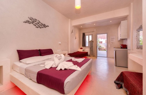 Vothon House | The Muse Of Santorini - Hot Tub Suites