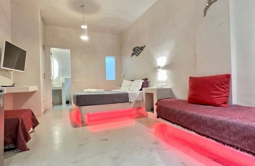 Vothon House | The Muse Of Santorini - Hot Tub Suites