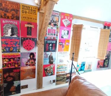 Haslemere Apartment | The Music Room - Kingsize Double Oak Studio - Sleeps 2 - Quirky - Rural