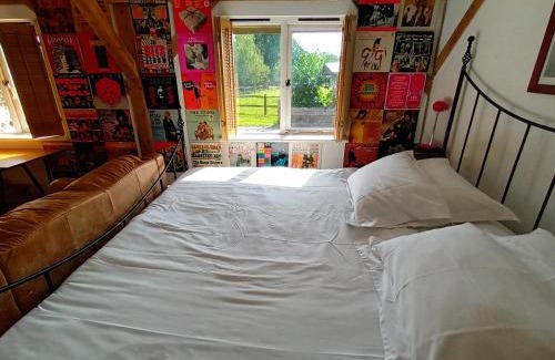 Haslemere Apartment | The Music Room - Kingsize Double Oak Studio - Sleeps 2 - Quirky - Rural
