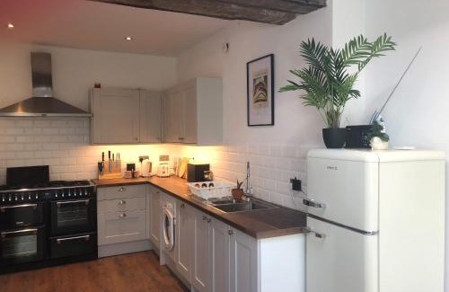Mylor Churchtown Apartment | The Nest, Central Falmouth, 10 mins to the beaches and off street parking