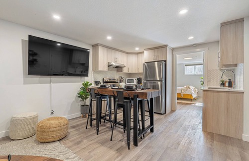 Southeast Calgary House | The Nest | Cozy | 2beds >10 min Dt | Free Parking