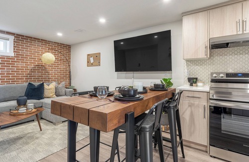 Southeast Calgary House | The Nest | Cozy | 2beds >10 min Dt | Free Parking