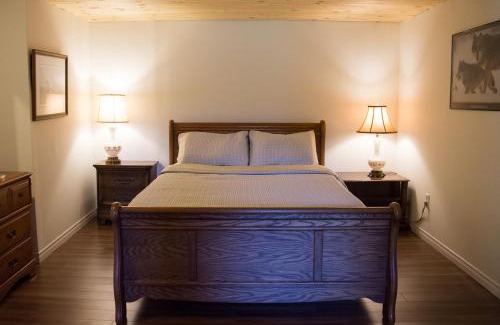Douro-Dummer Bed & Breakfast | The Nest in the Forest Bed and Breakfast (Hot tub and Sauna)