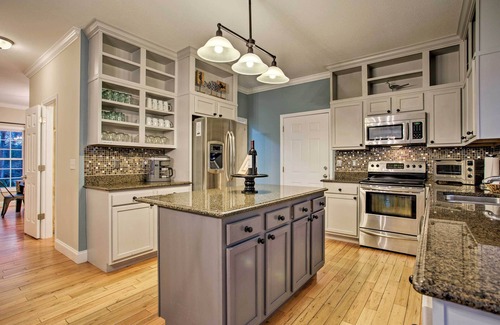 Royal Pines House | THE NEST Spacious 5-bedroom House in Excellent Asheville Location with Game Room
