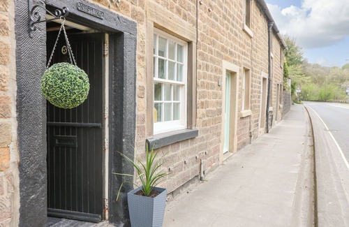 Bakewell Cottage | THE NESTLING - 5 VICTORIA COTTAGES, with a garden in Bakewell