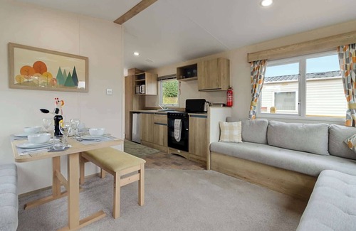 Newton Saint Cyres Ski Chalet | The Nook Splash Retreat - Pool & Fishing Nearby