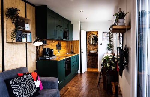 Exeter Cabin | The Nook: Tranquil Getaway with Hot Tub & Sauna