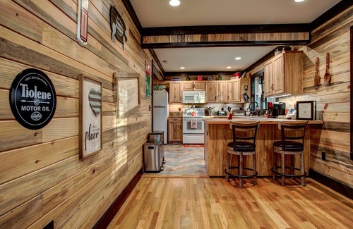 Oakley House | The Oakley House | Quaint, Cabin-Themed Home in Asheville | Close to the Biltmore Estate