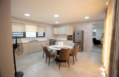 Accra House | The Oasis. Luxury. Airport pick up+WiFi+Breakfast items. Peaceful yet central