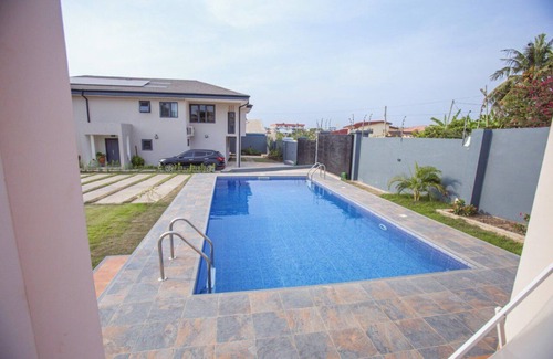 Accra House | The Oasis. Luxury. Airport pick up+WiFi+Breakfast items. Peaceful yet central