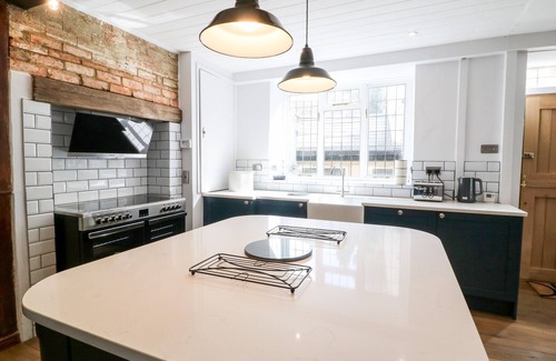 Hook Norton House | THE OLD BAKERY, family friendly, with a garden in Hook Norton