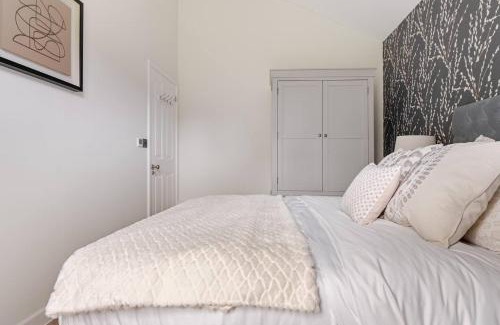 Pimperne House | The Old Coach House - Hot Tub - Dorset