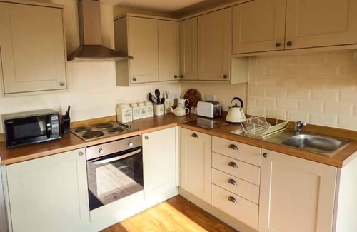 Ingrow Cottage | THE OLD CORN STORE, pet friendly, with hot tub in Haworth