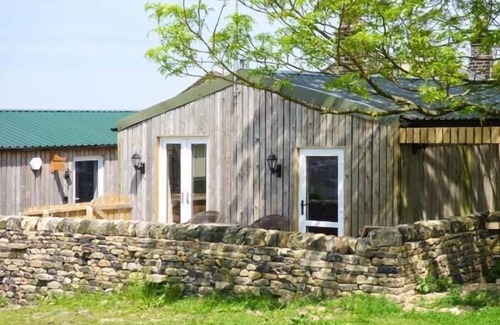 Ingrow Cottage | THE OLD CORN STORE, pet friendly, with hot tub in Haworth