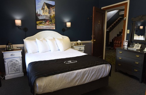 Historic Powell River Townsite Hotel | The Old Courthouse Inn