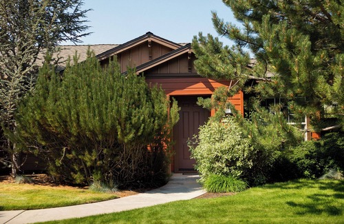 Southern Crossing House | The Old Mill Retreat – Modern Home for 6, Walk to Shopping, Dining & More!