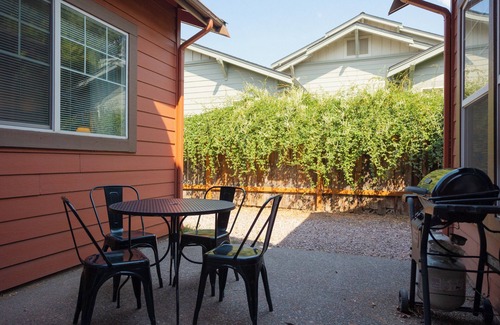Southern Crossing House | The Old Mill Retreat – Modern Home for 6, Walk to Shopping, Dining & More!