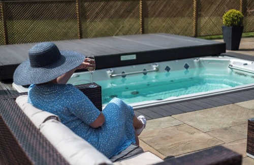Dalkeith House | The Old Millhouse - Luxury Retreat: Sauna and Hot Tub