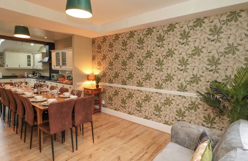Shipton Cottage | THE OLD POST OFFICE, pet friendly, with hot tub in York