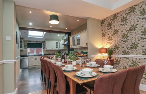 Shipton Cottage | THE OLD POST OFFICE, pet friendly, with hot tub in York