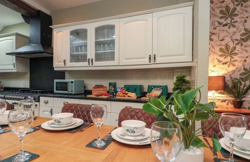 Shipton Cottage | THE OLD POST OFFICE, pet friendly, with hot tub in York