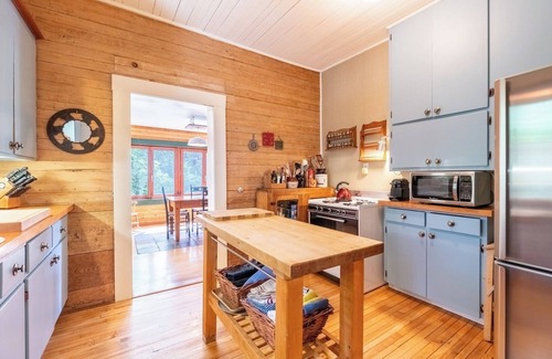 Lac-Brome Ski Chalet | The Old School | Spa | Natural Park | Countryside