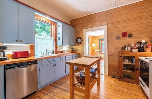 Lac-Brome Ski Chalet | The Old School | Spa | Natural Park | Countryside