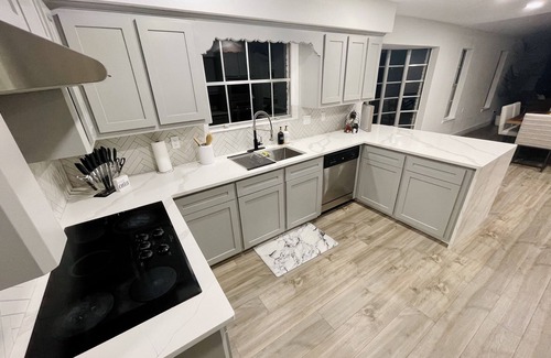 Huntsville House | The Olive Retreat - Minutes from SHSU - STATE PARK & MORE