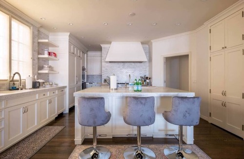 Marina District House | The One on Marina Blvd 4 bedrooms & 4 full bathrooms
