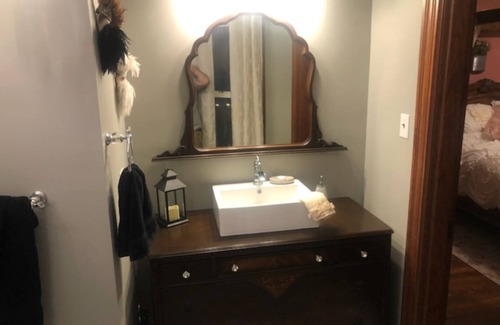 Ashfield Bed & Breakfast | THE OPERA HOUSE SUITE AT TRAILS END B&B