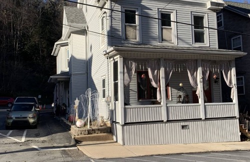 Ashfield Bed & Breakfast | THE OPERA HOUSE SUITE AT TRAILS END B&B