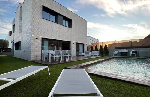 Montgat House | THE ORANGE HOUSE BARCELONA