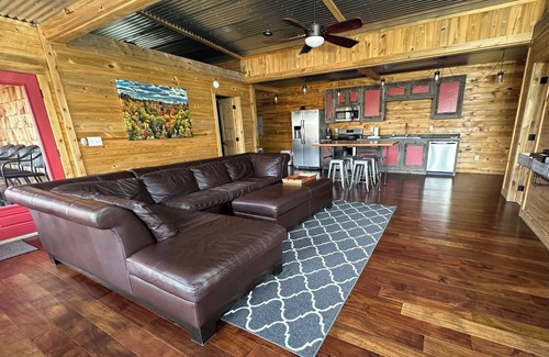 Stanton Cabin | The ORIGINAL Shipping Container Cabin in RRG-High Speed WiFi!-HotnTub!-View!