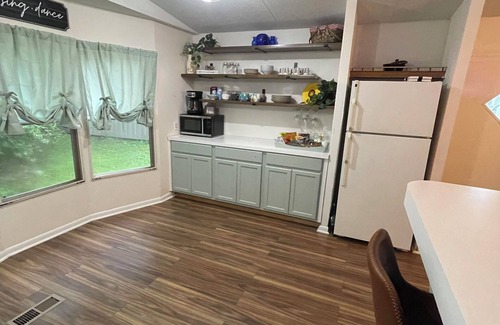 Mount Ida Cottage | The Ouachita Nook-home near lake, crystal digging, in the heart of Mount Ida!